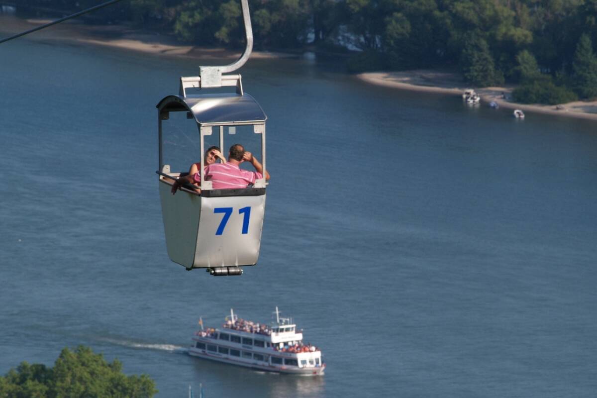 Sessellifte am Rhein