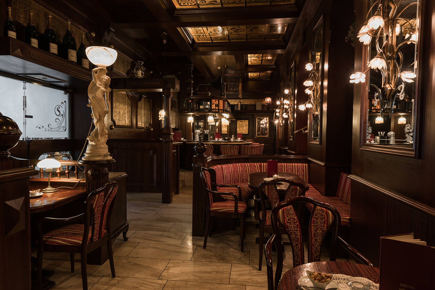 01   Bellevue Rheinhotel Bar von vorne