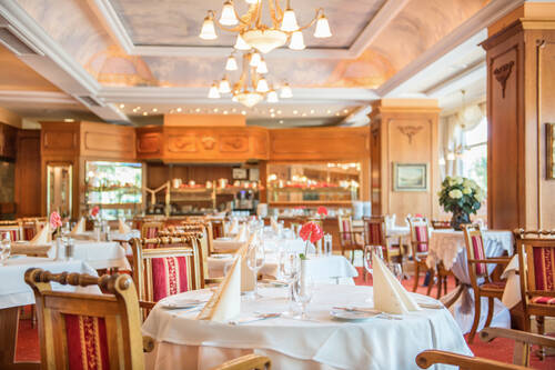 04   B Restaurant Le Bristol Tischreihe