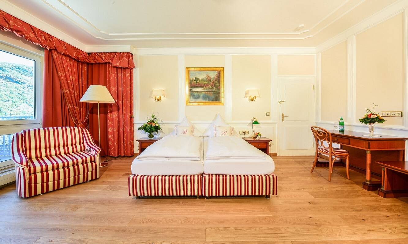 01 Bellevue Rheinhotel Rheingoldsuite Bett