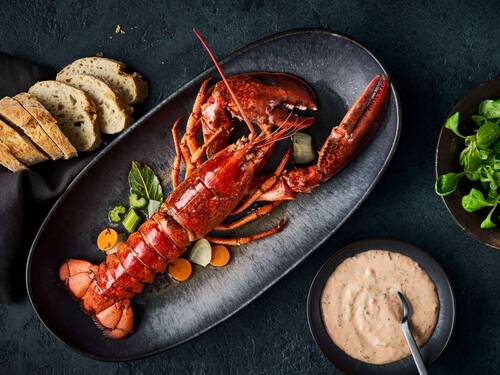 Ganzer Hummer mit Cocktailsauce und Baguette Rezept 1280x960