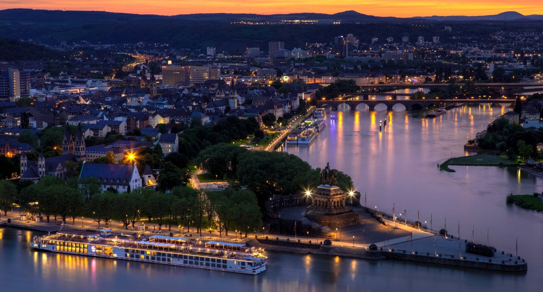 Deutsches Eck bei Nacht